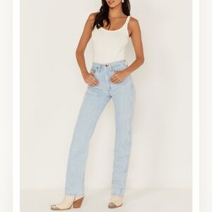 Wrangler Women's Light Wash Slim Fit Cowboy Cut Jeans